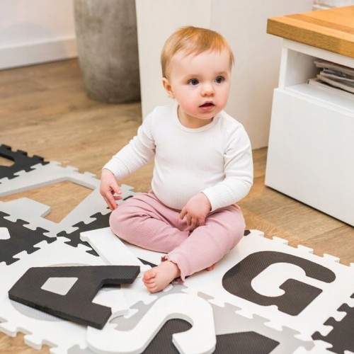 BABYONO-PUZZLE-PIANKOWE-10-SZT-LITERKI-CZERN-BIEL-Kolekcja-Litery.jpg